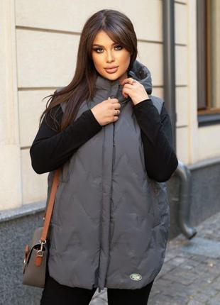 Яркая демисезонная стеганая жилетка