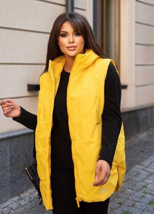 Яркая демисезонная стеганая жилетка