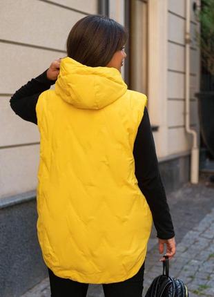 Яркая демисезонная стеганая жилетка