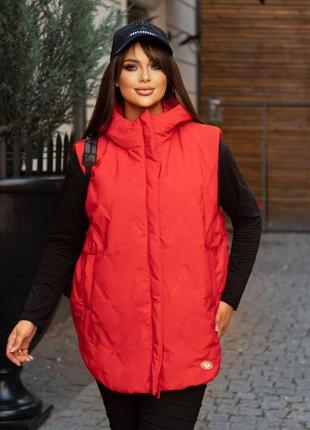 Яркая демисезонная стеганая жилетка