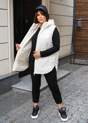 Яркая демисезонная стеганая жилетка