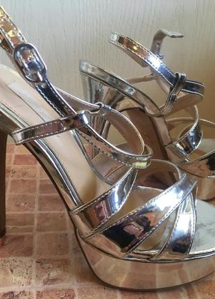 Золотистые лакированные босоножки