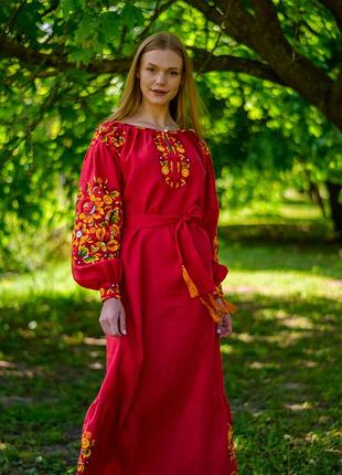 Длинное красное вышитое платье из льна
