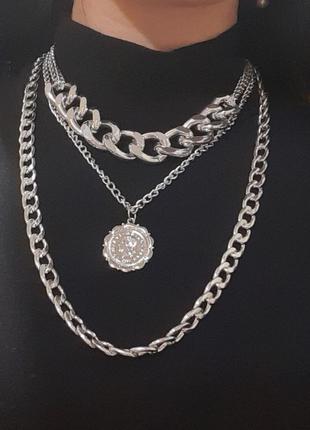 Колье три цепи, цепочки с медальоном, цвет серебро