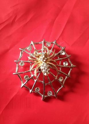 Брошь паук в паутине