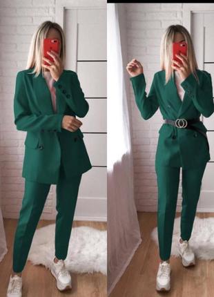 Костюм.
розмір: s, m, l, xl 42,44,46,48.
колір: червоний, чорний, гірчиця, лосось, пудра, морська хвиля, капучино, білий, небесний, тифані.5 фото