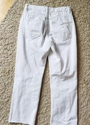Білі жіночі прямі джинси з розрізами рванію вільні осінні3 фото