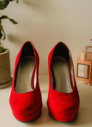 Красные замшевые туфли на высоком каблуке