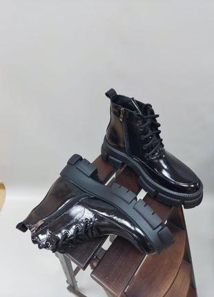 Базовые черные лаковые невысокие ботинки демисезонные или зимние3 фото