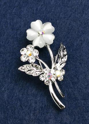 Брошь незабудка с камнем белый  кошачий глаз и стразами