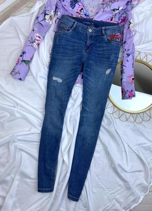 Джинсы с вышивкой