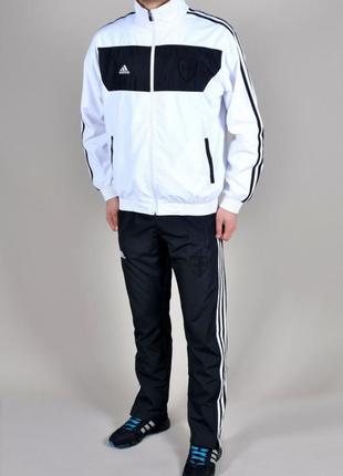 Спортивний костюм adidas.