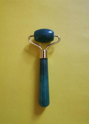 Нефритовый роликовый массажёр для лица.