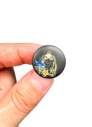 Акриловый значок пен на патриотическую тематику девушка с сине-желтыми цветами brgv113720