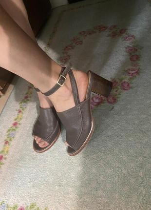 Кожаные оригинальные туфли clarks