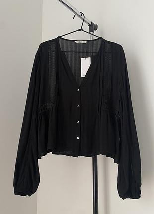 Легкая блуза с красивыми деталями stradivarius