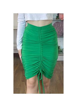 Актуальная юбка мини, с стяжкой, по фигуре, в трендовом цвете, стильная, модная, трендовая3 фото