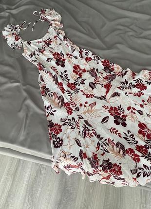 Невероятное платье в цветы интересного кроя