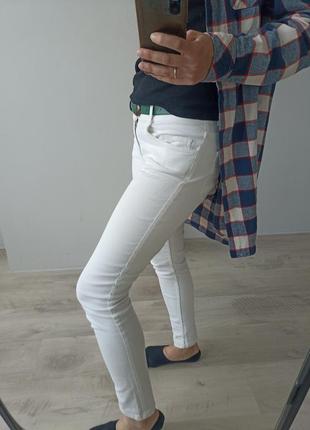 Белые облегающие брюки2 фото