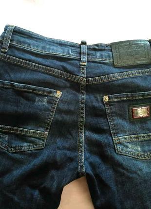 Синие джинсы бойфренды с красными лампасами, стрейч, низкая посадка3 фото