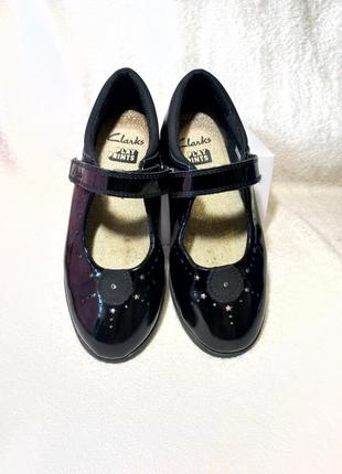 Лакированные туфли clarks девочке 32-33 размер