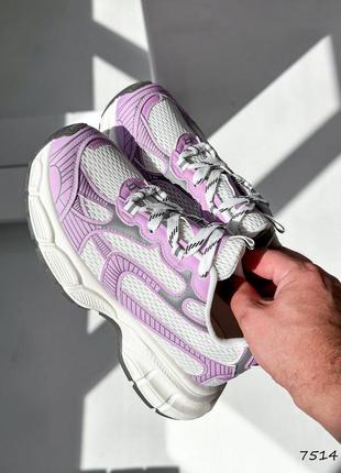 Дуже круті білі кросівки зі сріблястими вставками, які на сонці змінюють колір на рожевий