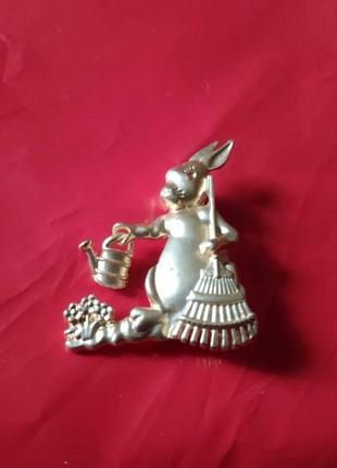 Брошка кролик заєць з мітлою