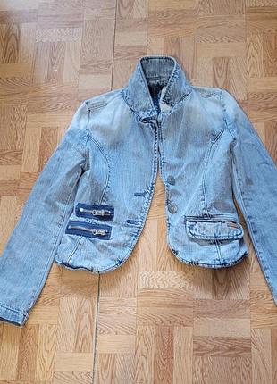 Пиджак джинсовый короткий с разрезом и молнией на спинке1 фото