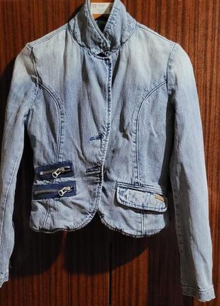Пиджак джинсовый короткий с разрезом и молнией на спинке8 фото