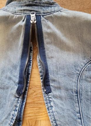 Пиджак джинсовый короткий с разрезом и молнией на спинке4 фото