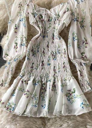 Отличное плиссированное платье с цветочным принтом, со стороны на застежке1 фото