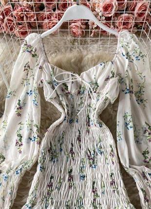 Отличное плиссированное платье с цветочным принтом, со стороны на застежке3 фото