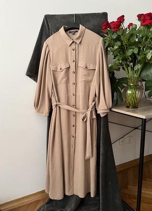 Длинное платье телесного цвета с ремешком и пышными рукавами