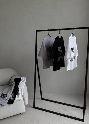 Спортивный костюм санандреас sanandreas футболка свободная удлиненная шорты длинные комплект белый черный серый с крупным принтом нашивкой трендовый10 фото