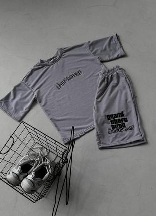 Спортивный костюм санандреас sanandreas футболка свободная удлиненная шорты длинные комплект белый черный серый с крупным принтом нашивкой трендовый4 фото