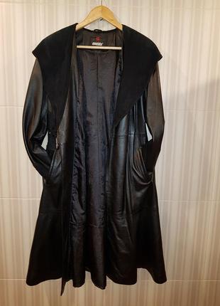 Стильний шкіряний плащь.
