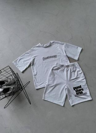 Спортивный костюм санандреас sanandreas футболка свободная удлиненная шорты длинные комплект белый черный серый с крупным принтом нашивкой трендовый6 фото