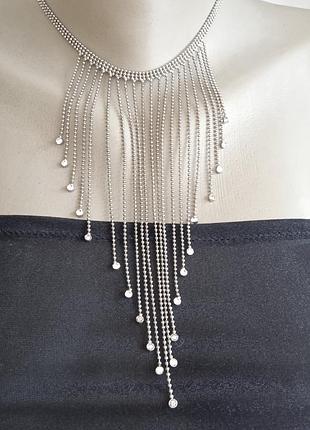 Колье в серебряном тоне.