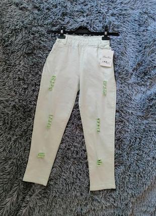 Укорочені рвані джинси джеггінси з яскраво-зеленим виворотом  укороченные рваные джинсы джеггинсы с6 фото