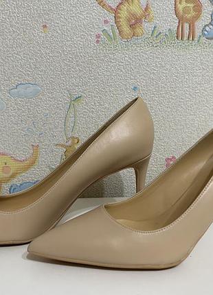 Шкіряні туфлі на шпильці