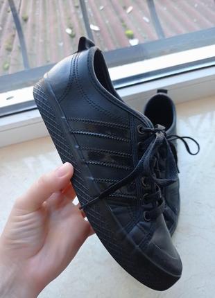 Оригінальні кросівки adidas