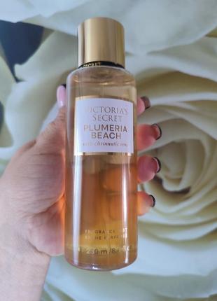 Парфюмированный спрей для тела victoria’s secret plumeria beach with chromatic rose 250 мл