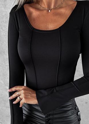 Трендова блуза зі швами навиворіт рукавами кльош по фігурі модна