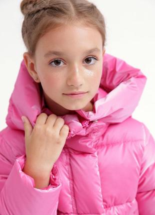 Яркий теплый длинный пуховик для девочек в малиновом цвете6 фото