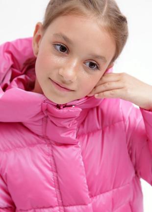 Яркий теплый длинный пуховик для девочек в малиновом цвете8 фото
