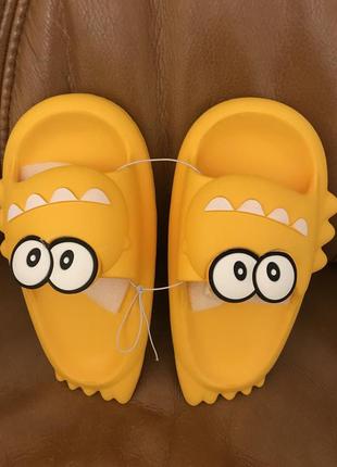 Стильные тапочки акулы новые