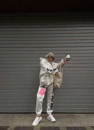Трендовый костюм на флисе утеплен спортивный с надписями принтом худи с капюшоном карманом кенгуру штаны х высокой посадкой на резинке джоггеры6 фото
