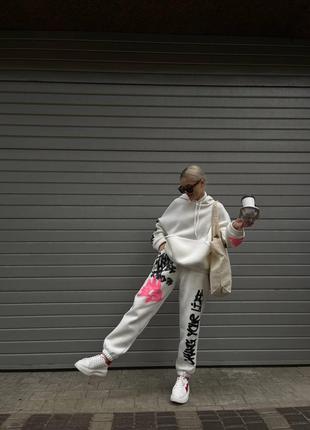 Трендовый костюм на флисе утеплен спортивный с надписями принтом худи с капюшоном карманом кенгуру штаны х высокой посадкой на резинке джоггеры7 фото
