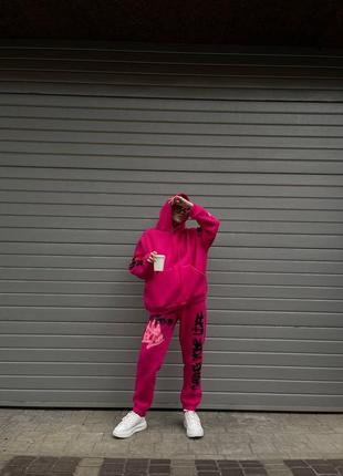 Трендовый костюм на флисе утеплен спортивный с надписями принтом худи с капюшоном карманом кенгуру штаны х высокой посадкой на резинке джоггеры10 фото