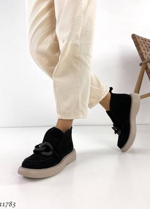 Стильні жіночі замшеві черевики чорного кольору, трендові жіночі чоботи з декором, демісезон